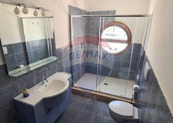 bagno con box doccia - Bilocale Via Raffaele Zaffarano
 
5, Vieste - foto 15