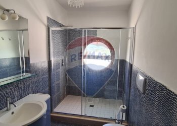 bagno con box doccia - Bilocale Via Raffaele Zaffarano
 
5, Vieste - foto 16