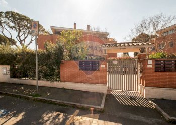 Edificio all\'aperto - Trilocale Via Pupinia
 
41, Roma - foto 7