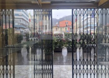 vetrina fronte strada - Ufficio Massa - foto 2