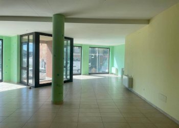 Foto 7 - Commercial Premises Strada Carignano
 
23, Moncalieri - photo 7