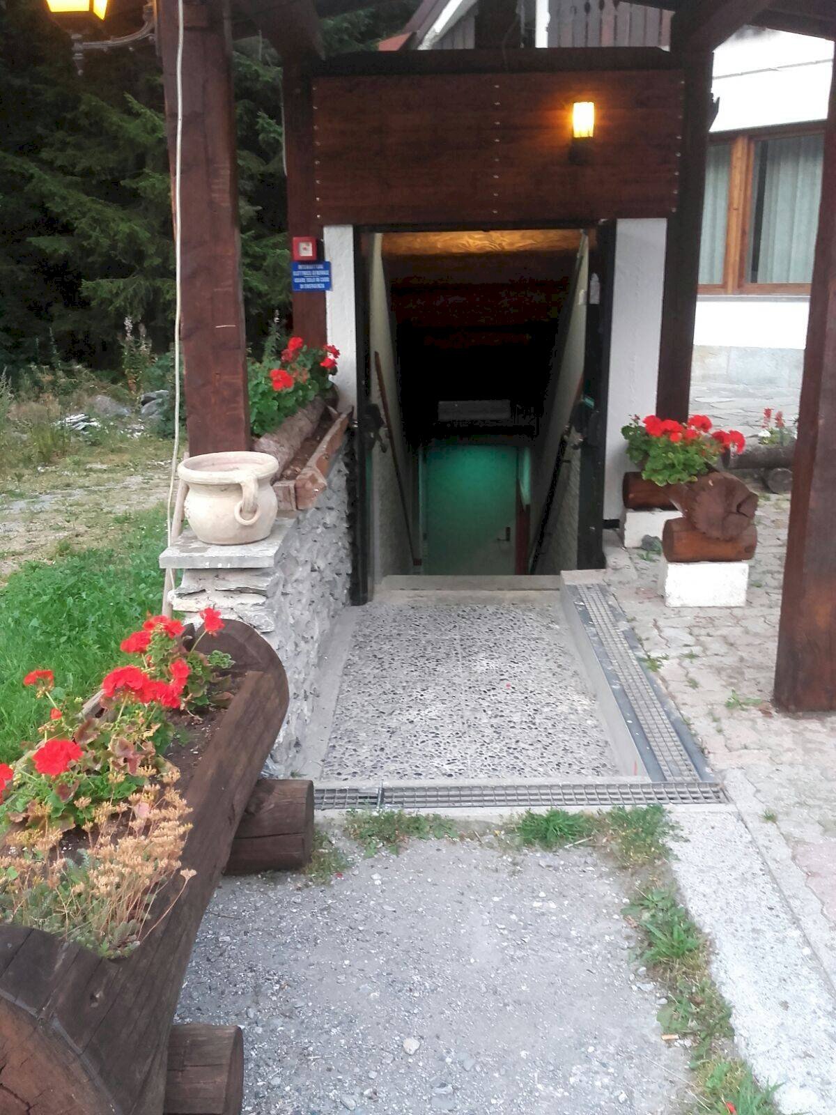 Foto 1 - Locale Commerciale Via IV Norembre
 
35, Cesana Torinese - foto 1