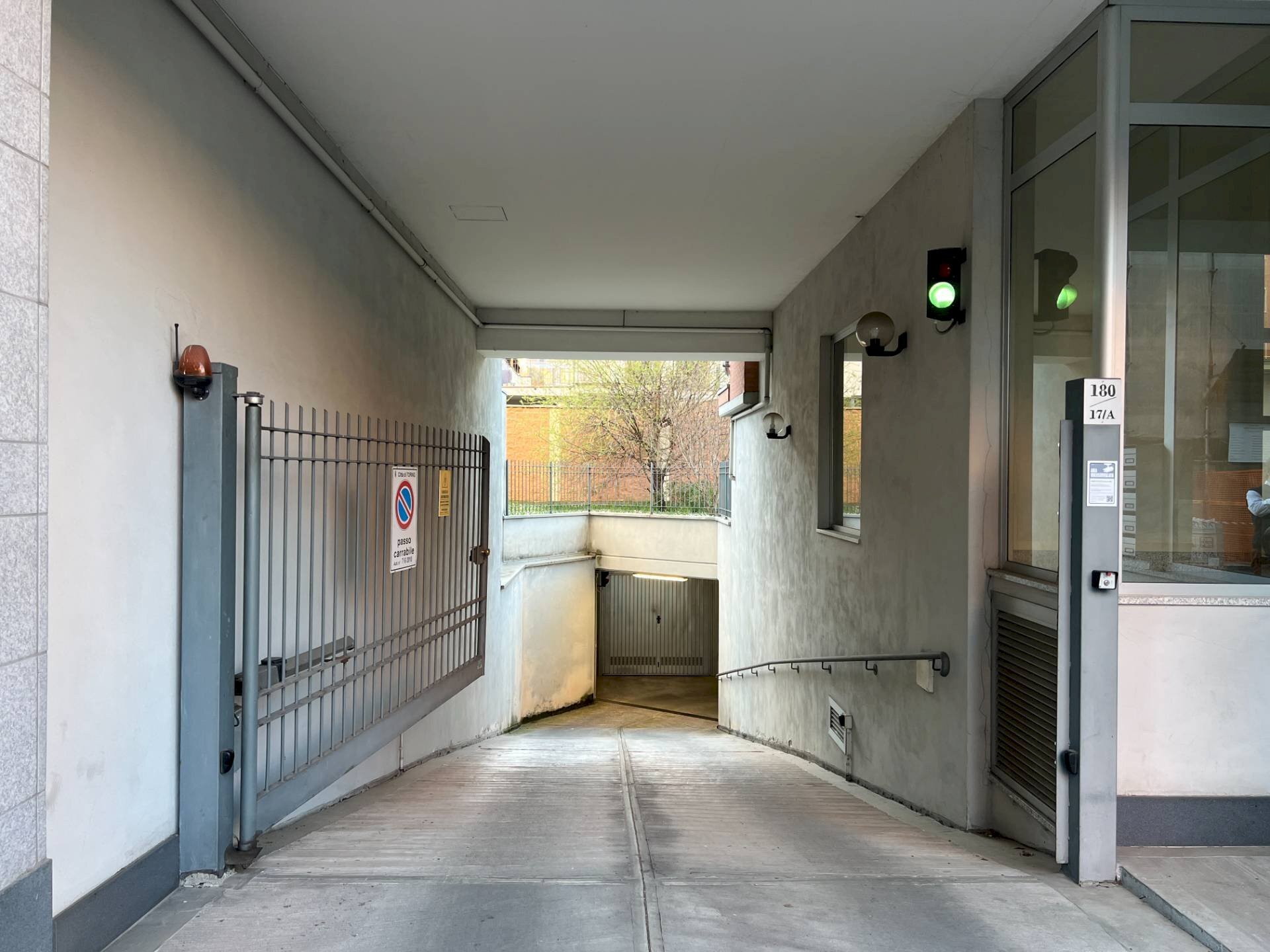 Ingresso stabile - Box Strada Antica Di Collegno
 
180, Torino - foto 3