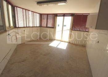 Foto 9 - Commercial Premises via Lecce
 
13, Gallipoli - photo 9