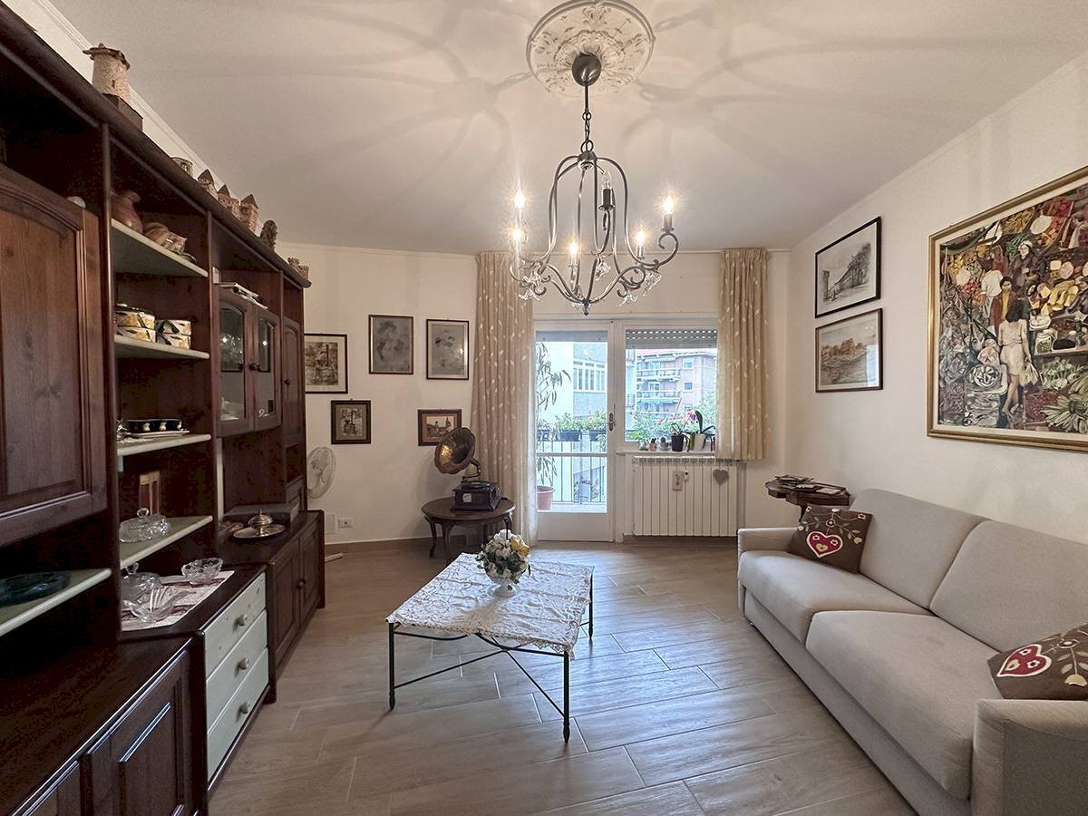 Soggiorno - Four-room apartment Via Catullo
 
1, Trieste - photo 3