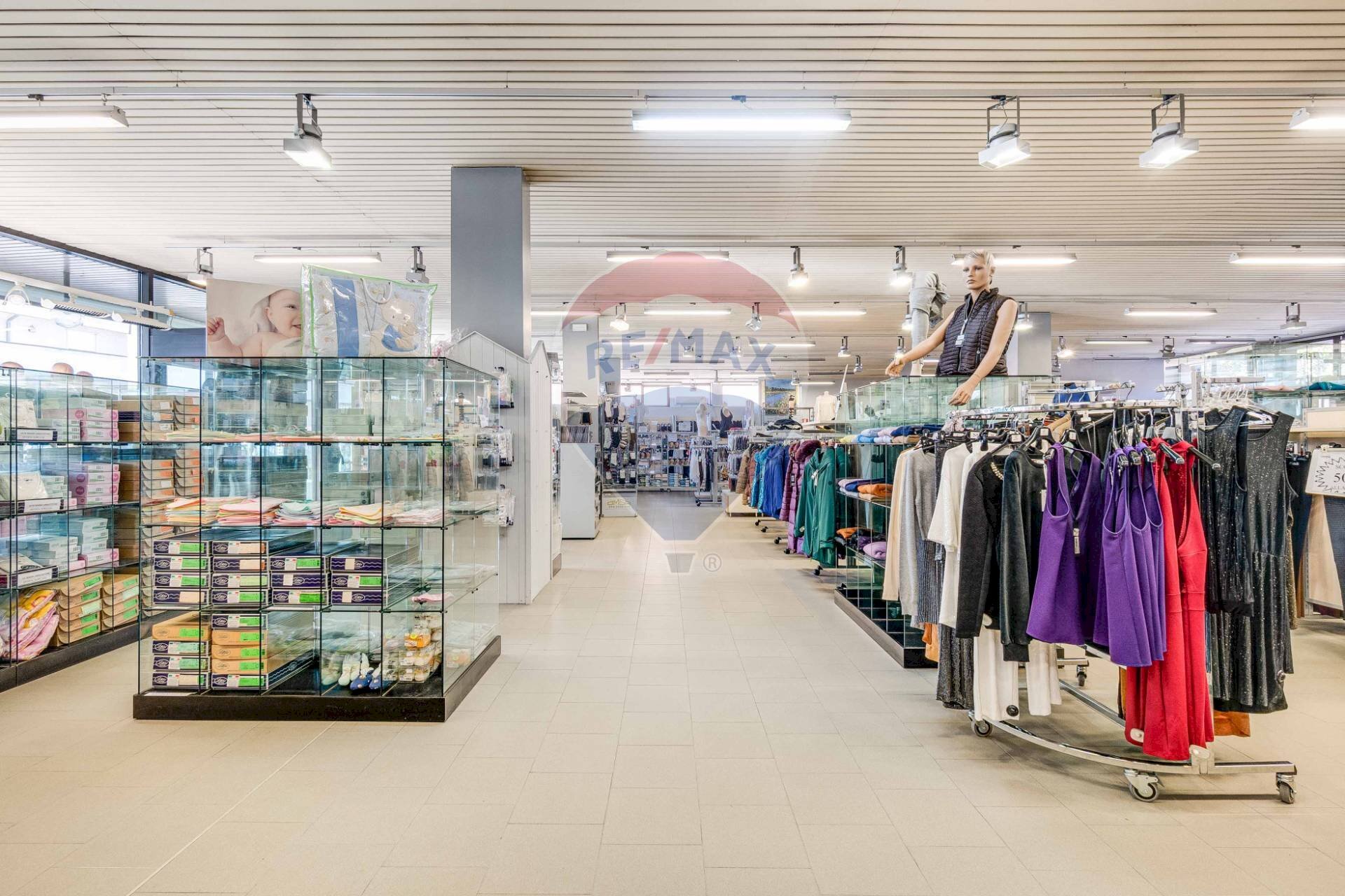 Cabina armadio - Locale Commerciale Roncari
39, Besozzo - foto 3