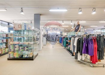 Cabina armadio - Locale Commerciale Roncari
 
39, Besozzo - foto 3