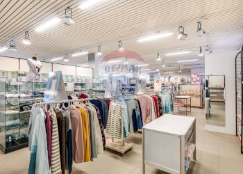 Cabina armadio - Locale Commerciale Roncari
 
39, Besozzo - foto 4