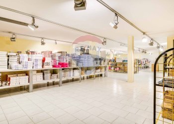 Dispensa di stoccaggio - Locale Commerciale Roncari
 
39, Besozzo - foto 12