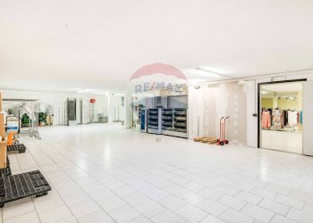 Soggiorno - Locale Commerciale Roncari
 
39, Besozzo - foto 19