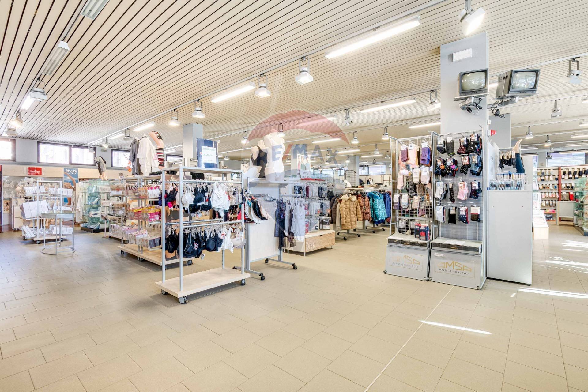 Palestra - Commercial Premises Via Roncari
 
39, Besozzo - photo 1