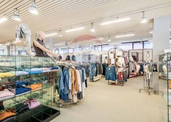 Cabina armadio - Commercial Premises Via Roncari
 
39, Besozzo - photo 7