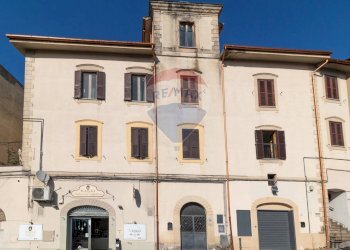 Edificio all\'aperto - Three-room apartment VIA CAVOUR
 
69, Cave - photo 1