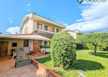 esterno - Casa semi indipendente Via Foce Morta
 
16, Montignoso - foto 3