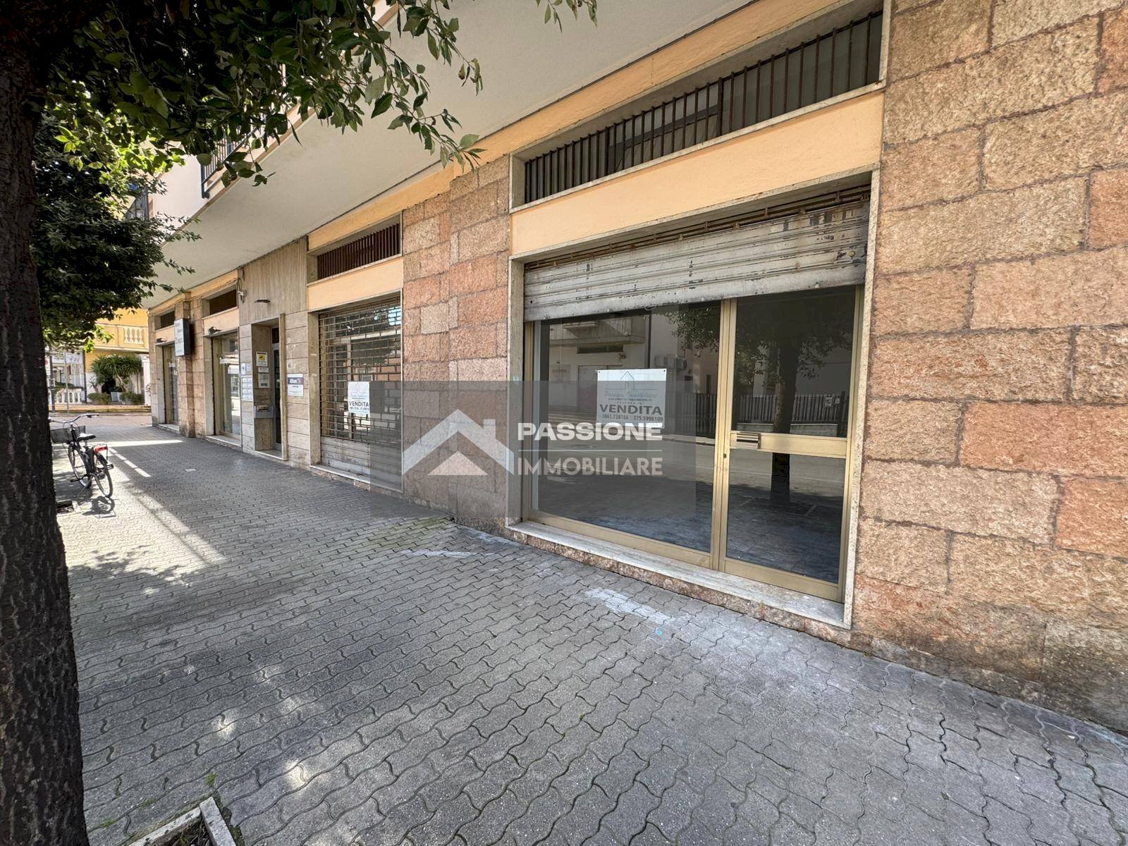 Foto 2 - Locale Commerciale via trieste 56-58
 
56-58, Giulianova - foto 2