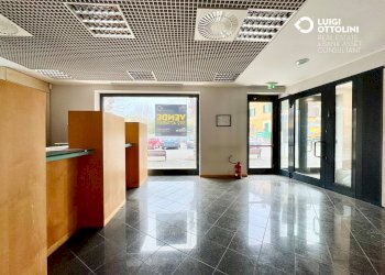 Foto 4 - Negozio piazza necchi
 
4, Gazzada Schianno - foto 4