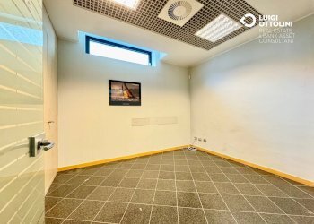 Foto 5 - Negozio piazza necchi
 
4, Gazzada Schianno - foto 5