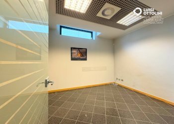 Foto 9 - Negozio piazza necchi
 
4, Gazzada Schianno - foto 9