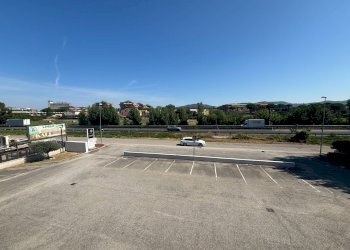 Foto 3 - Locale Commerciale Via dei Pioppi
 
12, Bastia Umbra - foto 3