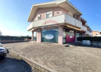 Edificio all\'aperto - Locale Commerciale Moriago della Battaglia - foto 2