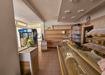 Foto 2 - Locale Commerciale Via Lecci
 
3, Eraclea - foto 2