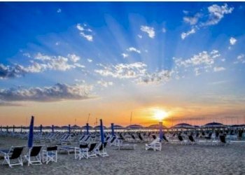 Foto 1 - Attività Commerciale viale Pistelli, Camaiore - foto 1