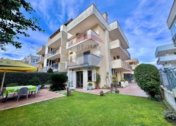 Edificio all\'aperto - Villa Papa Giovanni Paolo I
 
4, Mugnano di Napoli - photo 1