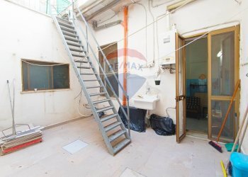 Scale - Casa indipendente Via Nicola Antonio Cuggiò
 
18, Brindisi - foto 8