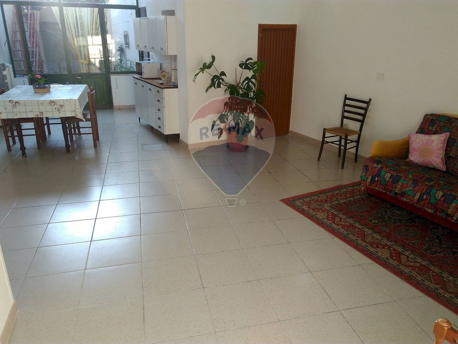 Sala da pranzo - Casa indipendente Via San Pietro
 
19, Torre Santa Susanna - foto 3