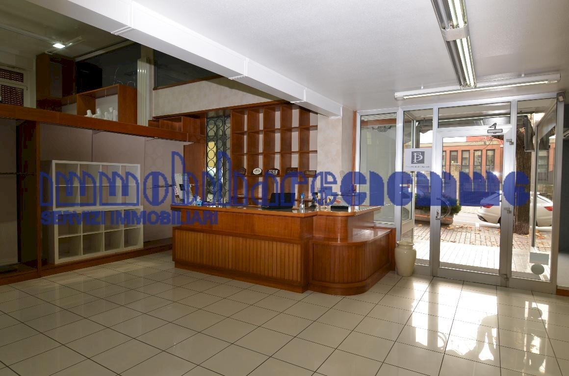 Foto 1 - Locale Commerciale PIAZZA V. VENETO
 
5, Calolziocorte - foto 1