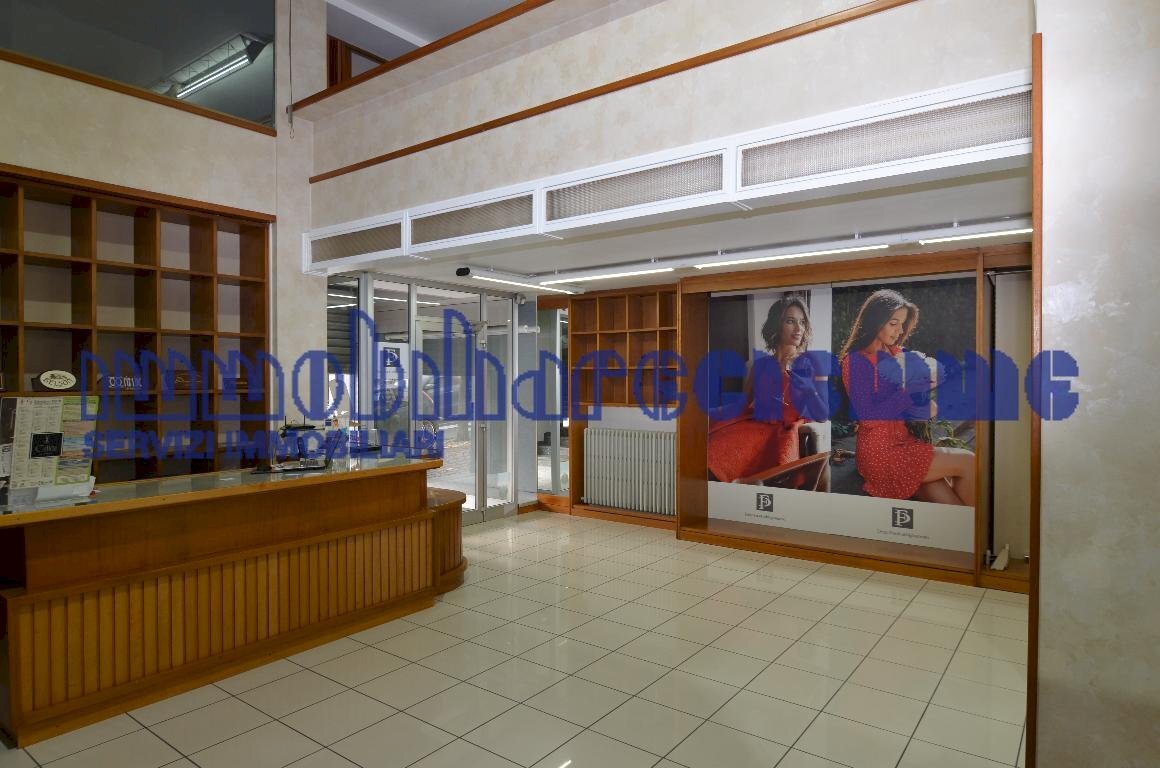 Foto 3 - Locale Commerciale PIAZZA V. VENETO
 
5, Calolziocorte - foto 3