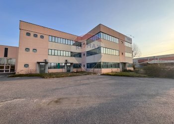 Edificio all\'aperto - Commercial Premises Via Ettore Berni
 
2, Mantova - photo 1