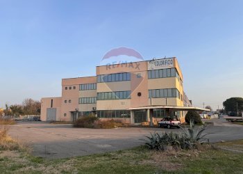 Edificio all\'aperto - Commercial Premises Via Ettore Berni
 
2, Mantova - photo 2