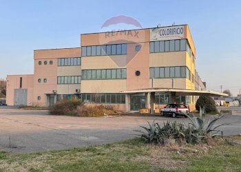 Edificio all\'aperto - Commercial Premises Via Ettore Berni
 
2, Mantova - photo 3