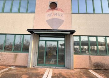 Edificio all\'aperto - Commercial Premises Via Ettore Berni
 
2, Mantova - photo 5