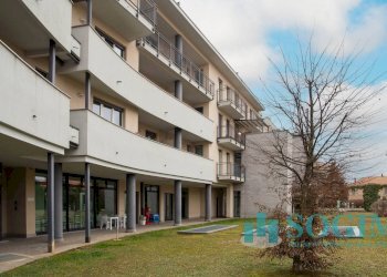 Foto 1 - Negozio via Toti, Carugo - foto 1