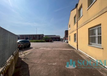 Foto Esterno 3 - Ufficio Via G. Garibaldi
 
42, Bregnano - foto 3