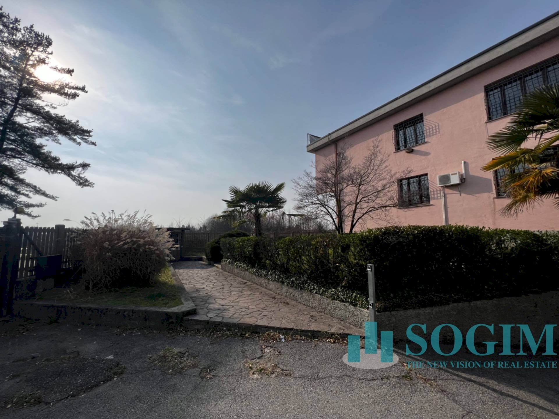 Foto 1 - Office Via Canturino
 
22, Vertemate con Minoprio - photo 1