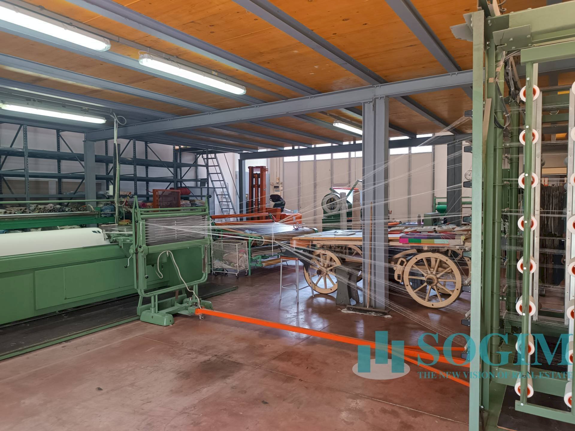 Interno - Capannone Via caduti oltronesi
 
1, Oltrona di San Mamette - foto 2