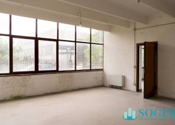 Magazzino piano terra - Capannone Via Grigne
 
1, Locate Varesino - foto 4