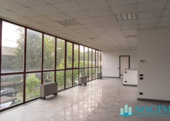 Ufficio primo piano - Capannone Via Grigne
 
1, Locate Varesino - foto 12