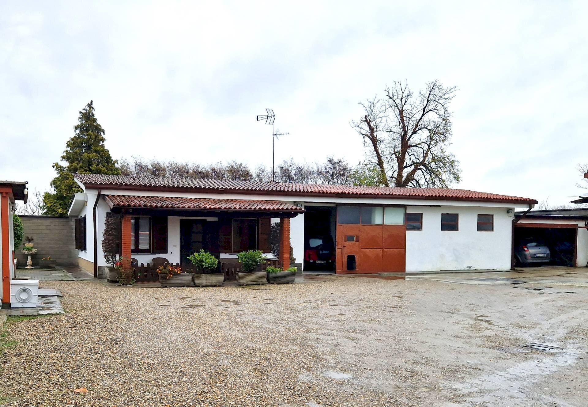 Foto 2 - Locale Commerciale Via 1 Maggio
 
15, Filighera - foto 2