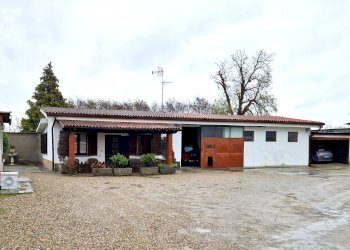 Foto 2 - Locale Commerciale Via 1 Maggio
 
15, Filighera - foto 2