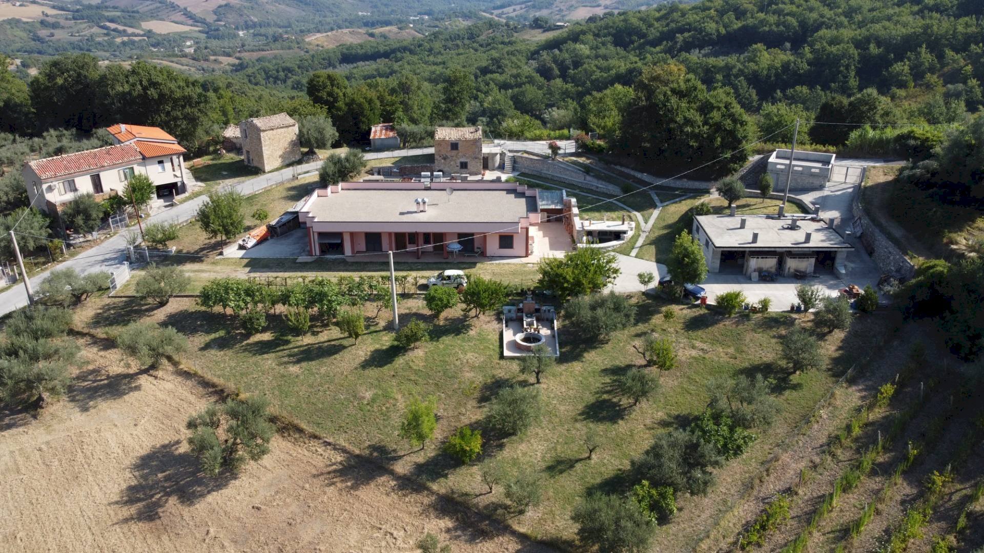 Vista del complesso - Agriturismo contrada Coccioleto
 
73, Carpineto Sinello - photo 1