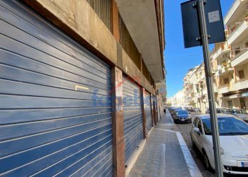 Foto 6 - Locale Commerciale VIA DE ROBERTIS
 
76-78/80, Trani - foto 5