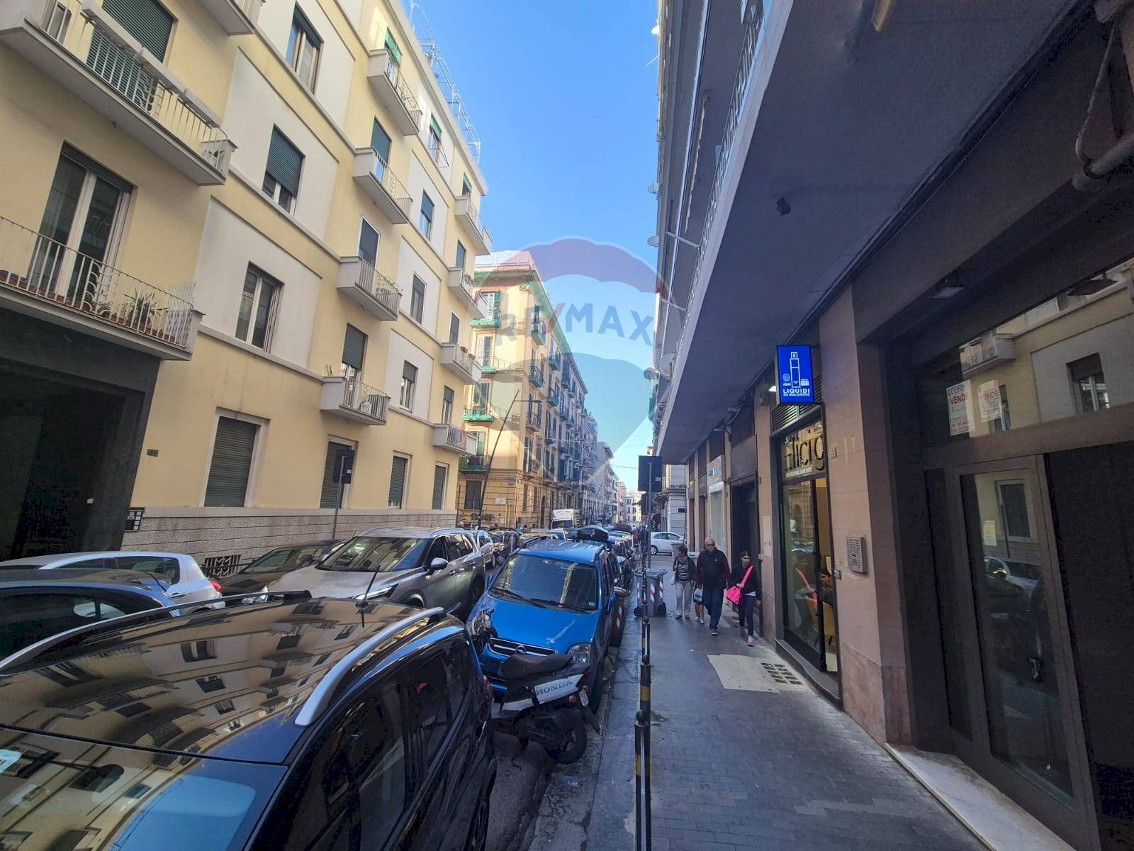 Edificio all\'aperto - Locale Commerciale Via Kerbaker
 
84, Napoli - foto 2