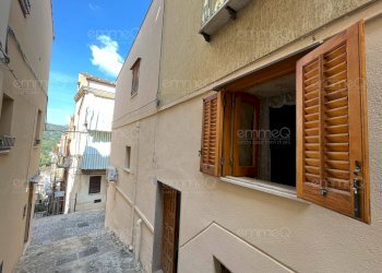 Foto 1 - Trilocale via Discesa Scuole
 
2, Castelbuono - foto 1