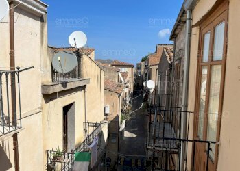 Foto 2 - Trilocale via Discesa Scuole
 
2, Castelbuono - foto 2