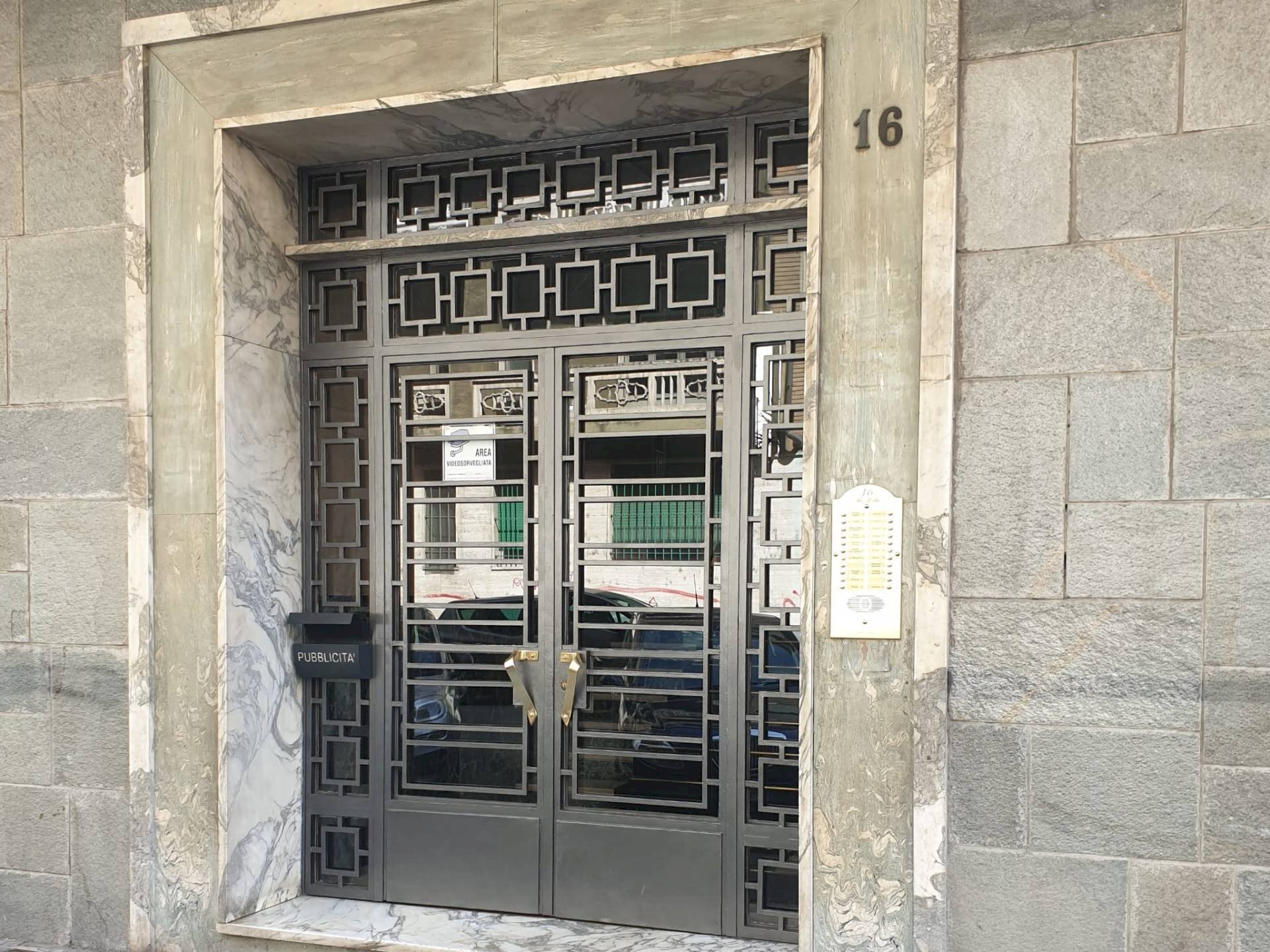 Foto 1 - Warehouse Via Aosta
 
16, Torino - photo 1