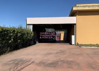 Esterno con tettoia - Magazzino via dei falegnami, Camaiore - foto 2